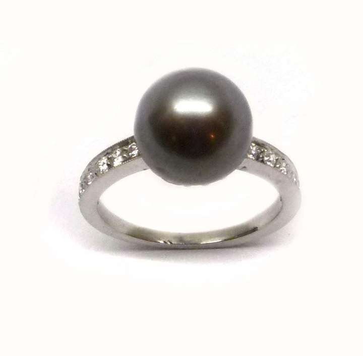Early 20th century grey pearl and diamond ring